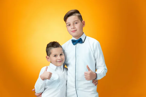 Щасливі діти показують великі пальці вгору знак Гаразд — стокове фото