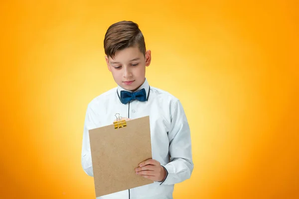 O menino com caneta e tablet para anotações — Fotografia de Stock