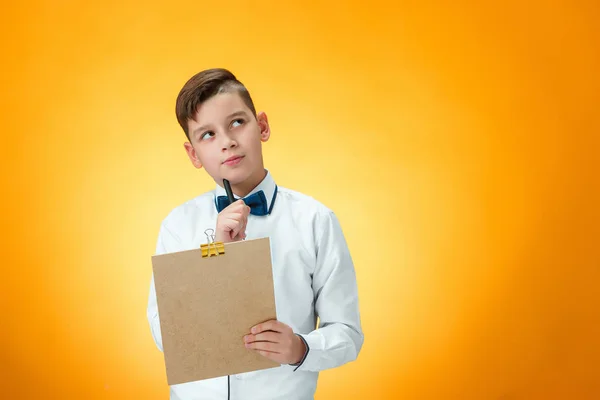 De jongen met pen en tablet voor notities — Stockfoto