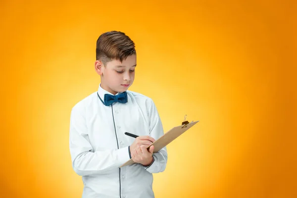 Pojken med penna och tablett för anteckningar — Stockfoto