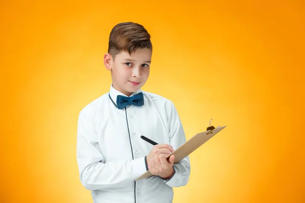 Der Junge mit Stift und Tablet für Notizen — Stockfoto