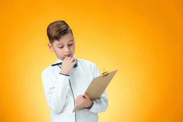 Der Junge mit Stift und Tablet für Notizen — Stockfoto