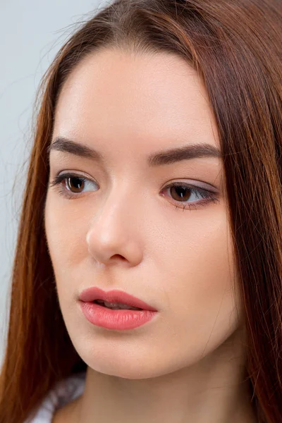 El rostro de la mujer sobre fondo gris — Foto de Stock