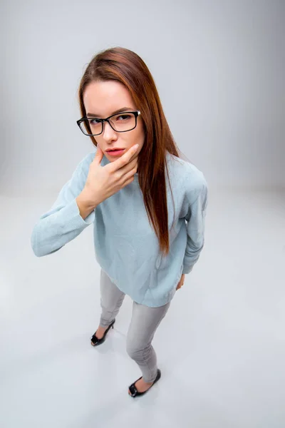 La giovane donna d'affari su sfondo grigio — Foto Stock