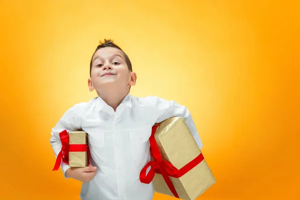 O menino com caixa de presente — Fotografia de Stock