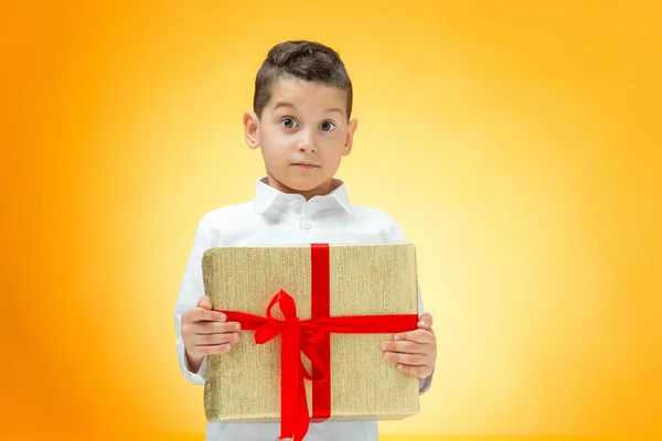 El chico con caja de regalo — Foto de Stock