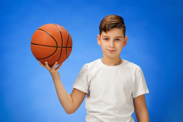 Adorable enfant garçon de 11 ans avec ballon de basket — Photo