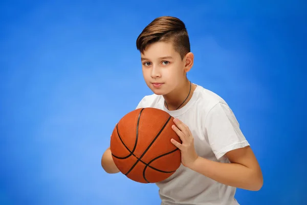 Adorável menino de 11 anos criança com bola de basquete — Fotografia de Stock