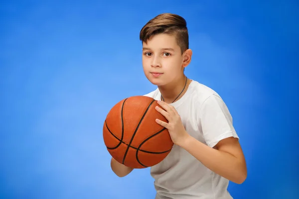 Adorável menino de 11 anos criança com bola de basquete — Fotografia de Stock