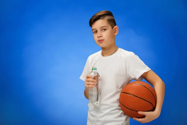 Adorabile bambino di 11 anni con pallone da basket — Foto Stock