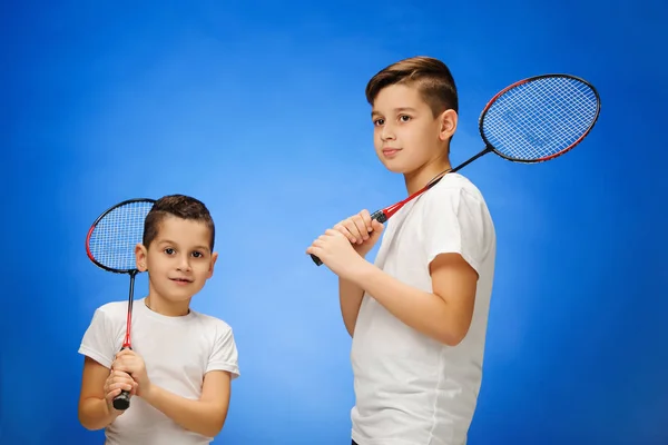 Los dos chicos con raquetas de bádminton al aire libre —  Fotos de Stock