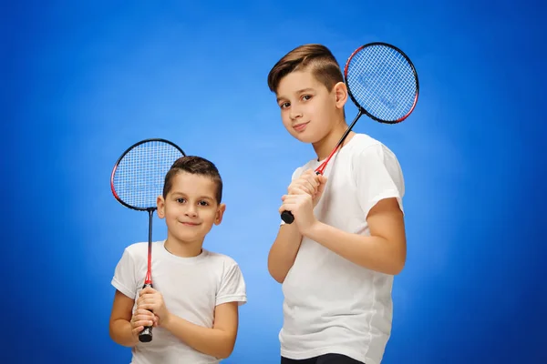 Los dos chicos con raquetas de bádminton al aire libre — Foto de Stock