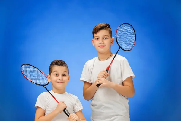 Los dos chicos con raquetas de bádminton al aire libre — Foto de Stock