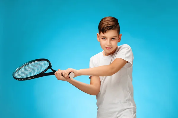 Mladá tenistka na modrém pozadí. — Stock fotografie
