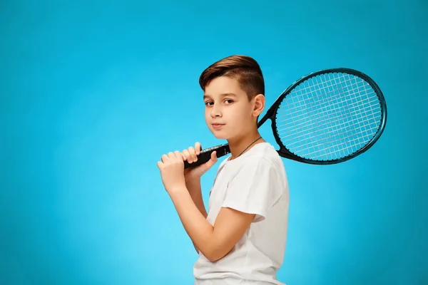 Joven tenista sobre fondo azul . —  Fotos de Stock