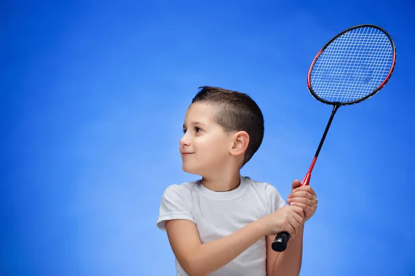 Chlapec s badmintonové rakety venku — Stock fotografie
