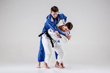 Erkekler mücadele iki judocular savaşçıları