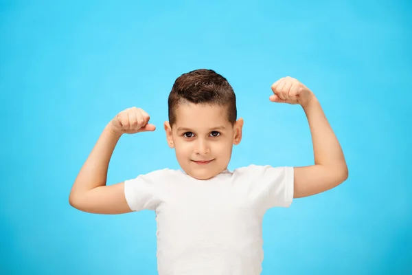 Beauty smiling sport child boy showing his biceps — Stock Photo, Image