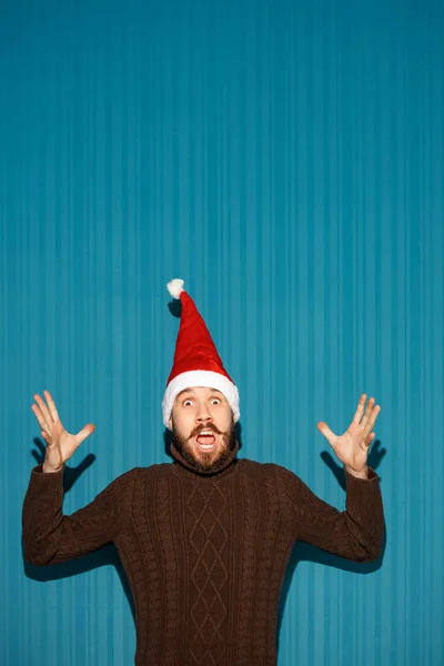 Zaskoczony Boże Narodzenie mężczyzna w kapeluszu santa — Zdjęcie stockowe