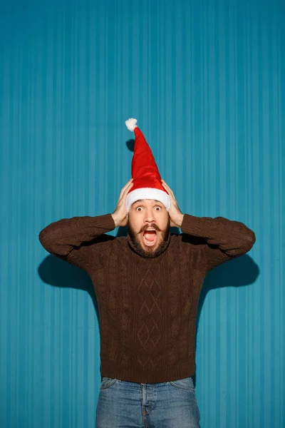 Homem de Natal surpreso usando um chapéu de Papai Noel — Fotografia de Stock