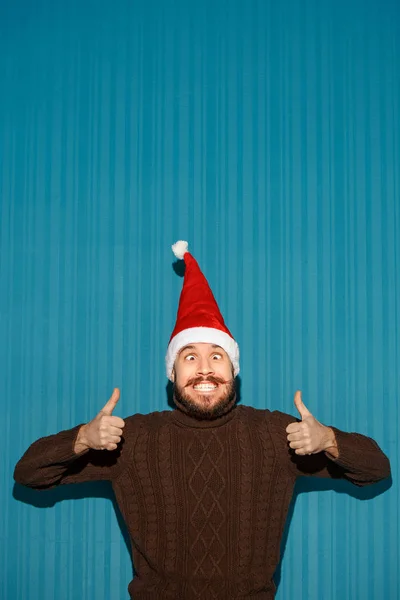 मुस्कुराते क्रिसमस आदमी एक सांता टोपी पहने हुए — स्टॉक फ़ोटो, इमेज
