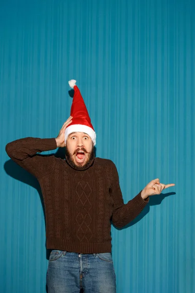 Homem de Natal surpreso usando um chapéu de Papai Noel — Fotografia de Stock