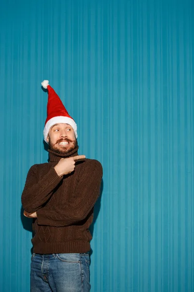 Uśmiechnięty mężczyzna christmas santa w kapeluszu — Zdjęcie stockowe