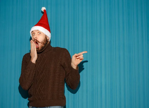 Sorprendido hombre de Navidad con un sombrero de santa — Foto de Stock