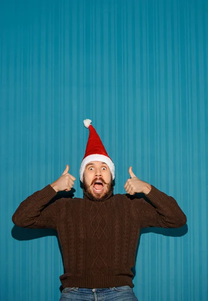 Sorrindo o homem de Natal usando um chapéu de Papai Noel — Fotografia de Stock