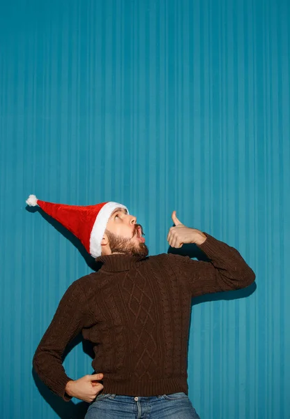 Meglepett karácsonyi férfi viselt santa kalap — Stock Fotó