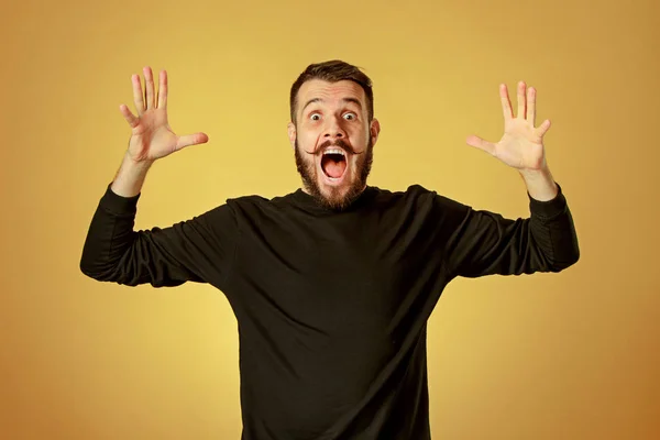 Portrait of young man with shocked facial expression — Stock Photo, Image