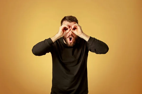 Portret van een jonge man met een geschokte gezichtsuitdrukking — Stockfoto