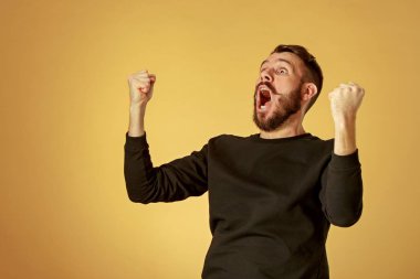 Genç adam kameraya bakan