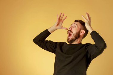 Yüzünde şok ifadesi olan genç bir adamın portresi.