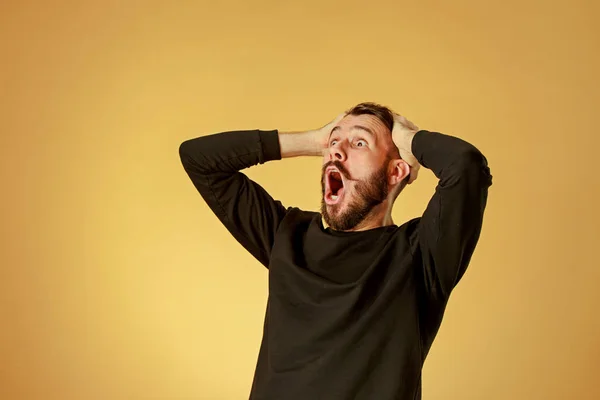 Portrait of young man with shocked facial expression — Stock Photo, Image
