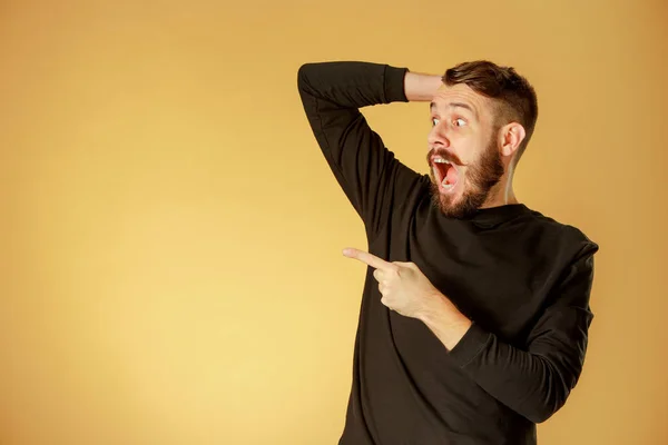 Portrait of young man with shocked facial expression — Stock Photo, Image