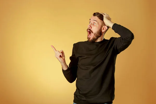 Retrato de un joven con expresión facial impactada —  Fotos de Stock