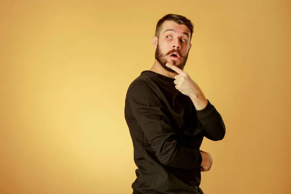 Portrait of young man with shocked facial expression — Stock Photo, Image