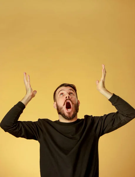 Retrato de un joven con expresión facial impactada —  Fotos de Stock