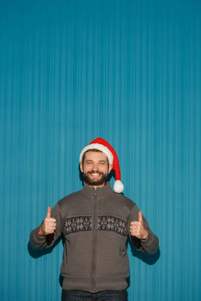 Sonriente hombre de Navidad con un sombrero de santa — Foto de Stock