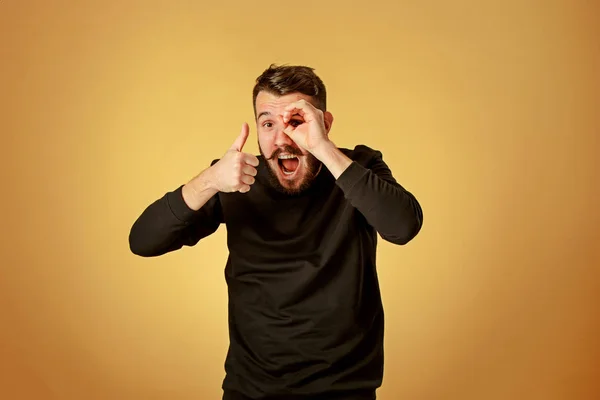 Portrait de jeune homme avec une expression faciale heureuse — Photo