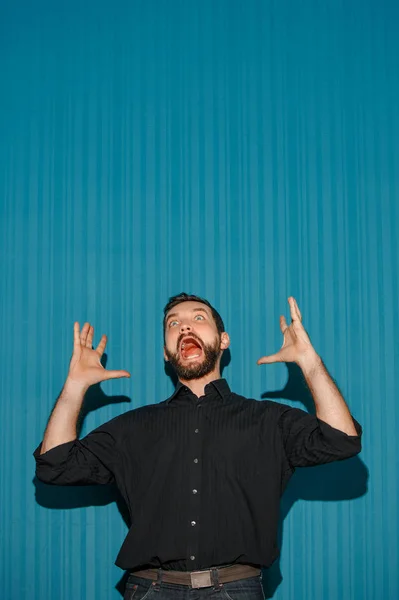 Portrait of young man with shocked facial expression — Stock Photo, Image