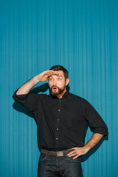 Retrato de jovem com expressão facial — Fotografia de Stock