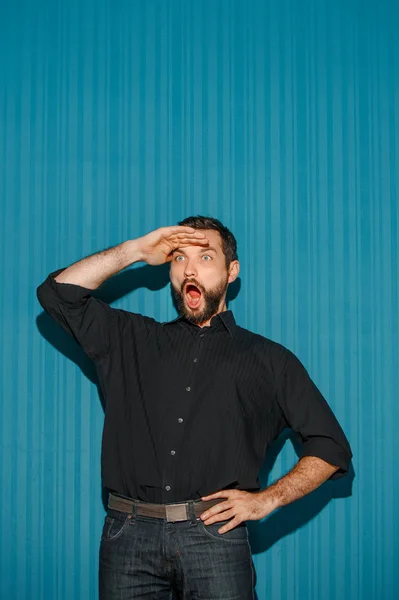 Portret van een jonge man met gelaatsuitdrukking — Stockfoto