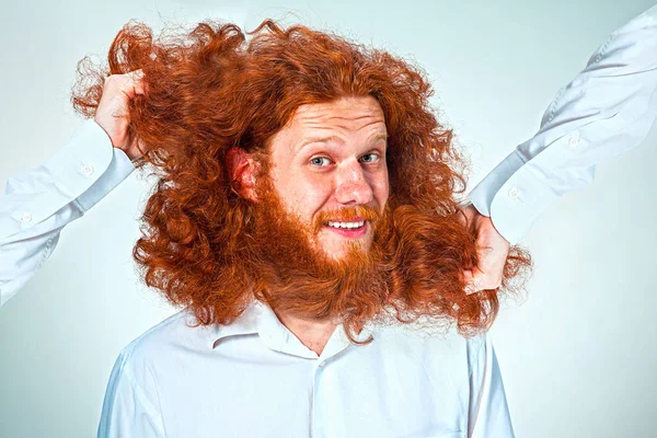 O homem irritado rasgando seu cabelo — Fotografia de Stock