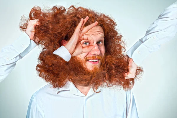 Разъяренный мужчина рвет на себе волосы — стоковое фото