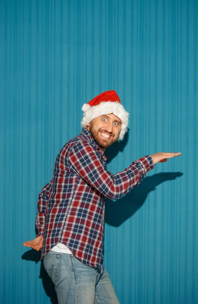 Sorprendido hombre de Navidad con un sombrero de santa — Foto de Stock