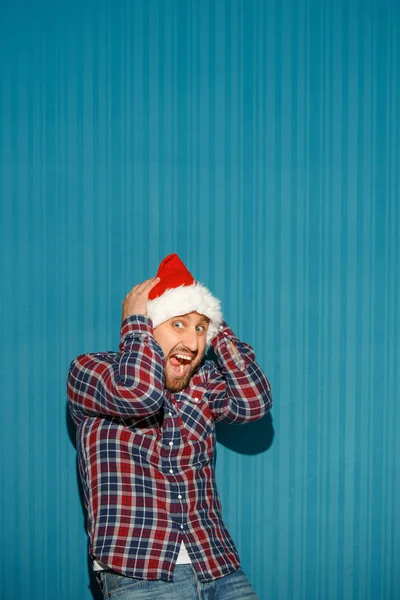 Sorprendido hombre de Navidad con un sombrero de santa — Foto de Stock