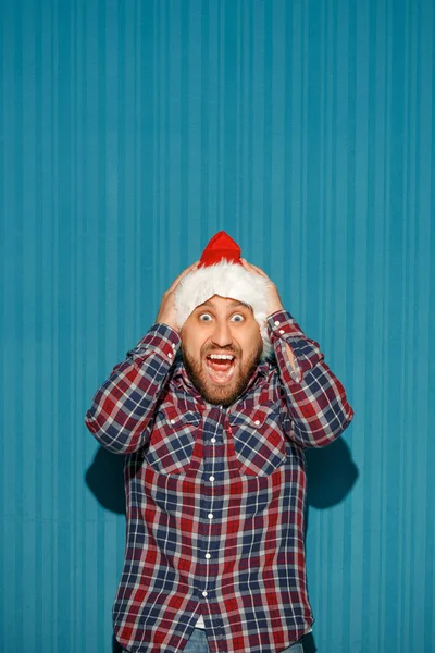 Terkejut orang Natal mengenakan topi santa — Stok Foto