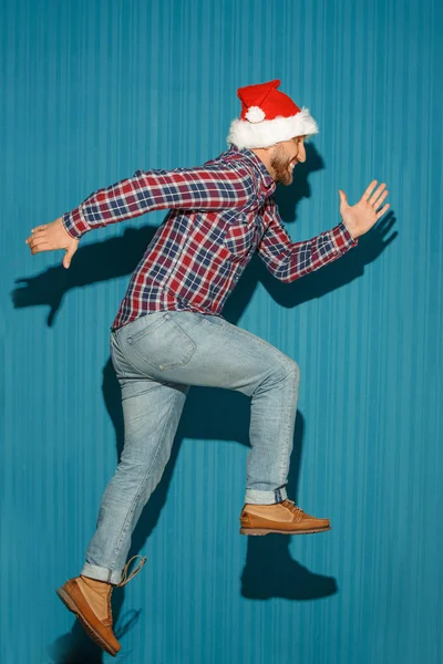 El hombre de Navidad corriendo con un sombrero de santa — Foto de Stock